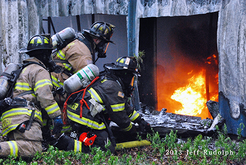 large fire in Libertyville at the Jamaican Gardens nursery