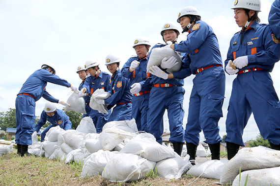 『大水で堤防決壊』想定の水防訓練です。