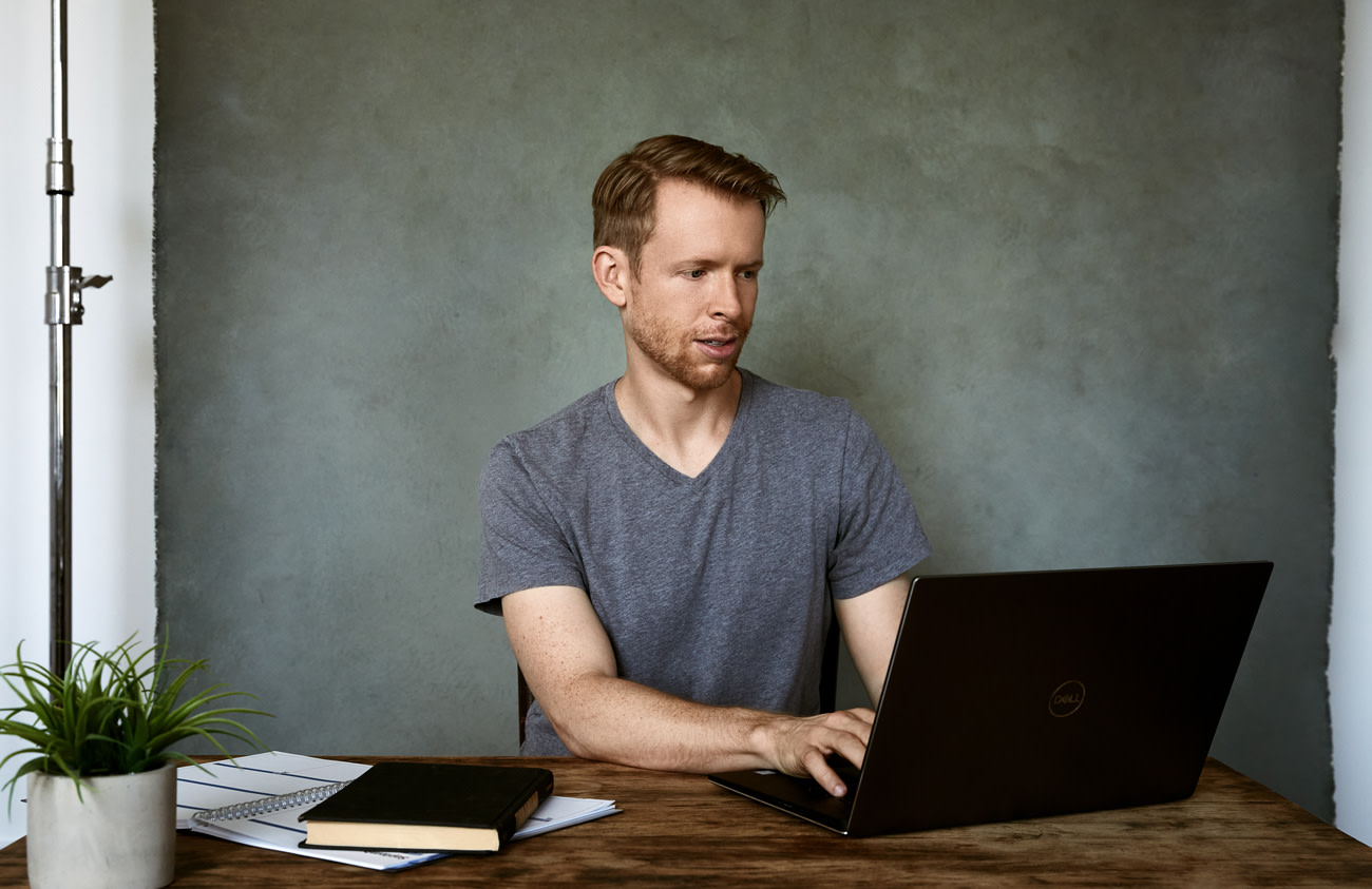 Photo of Wes McKinney working at his desk.