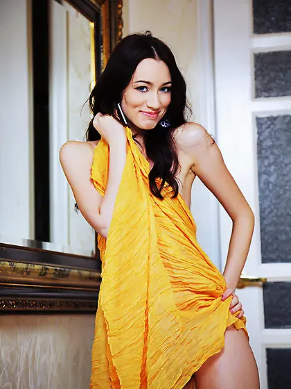 Cosmopolitan brunette drops yellow