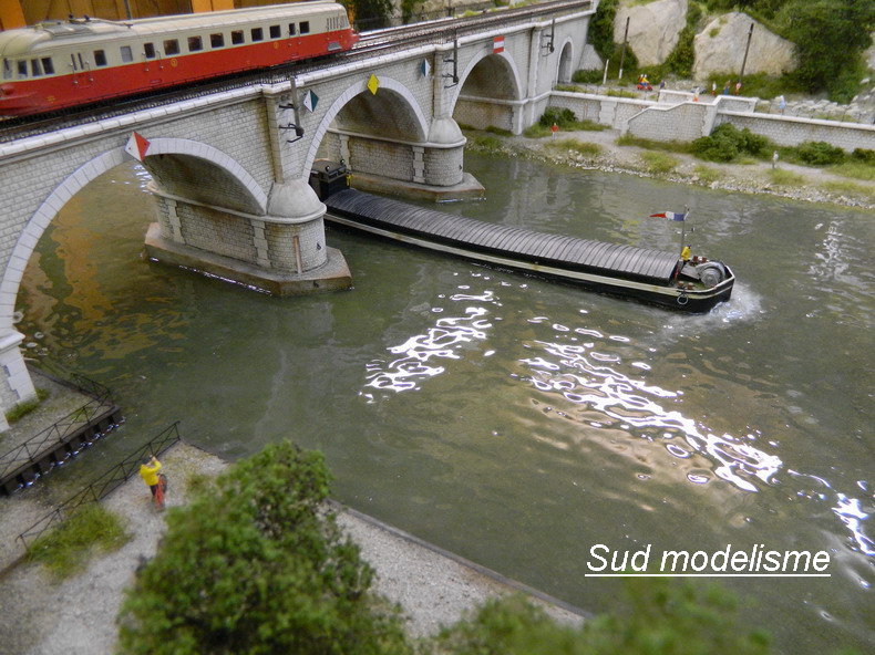 pont-rail-et-peniche.jpg