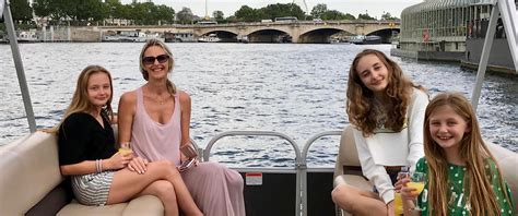 Seine River Cruise in Luxury Private Boat - Meet the locals in Paris