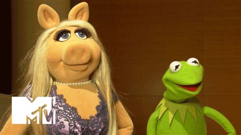 Miss Piggy & Kermit on ‘The Muppets’ Show | MTV News - YouTube