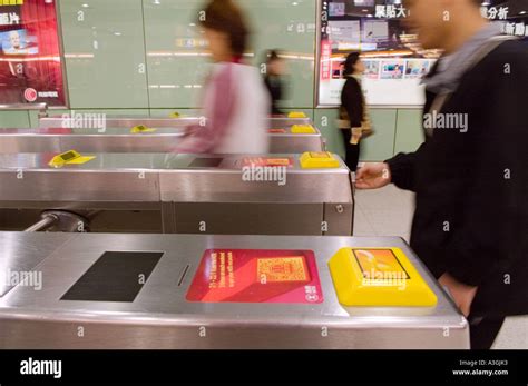 Passengers using tickets and Octopus card enter the MTR in Hong Kong Stock Photo - Alamy