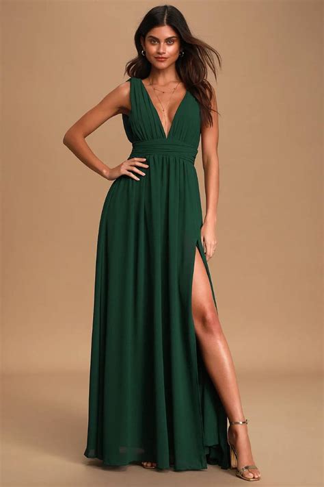 What Color Nail Polish Goes With A Green Dress? - HomeStyla