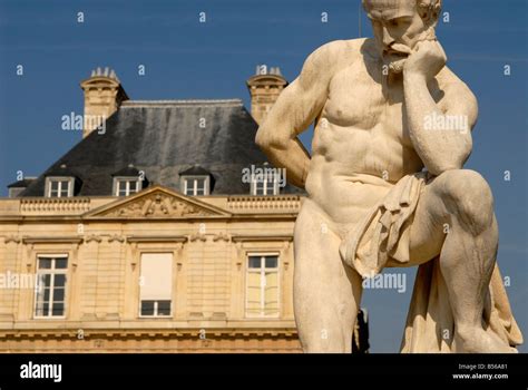 Statues in jardin du luxembourg hi-res stock photography and images - Alamy