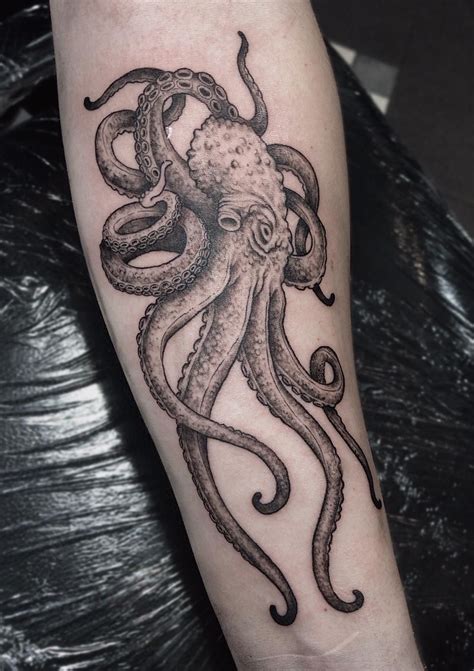 Octopus tattoo on forearm | Riga, Artisti