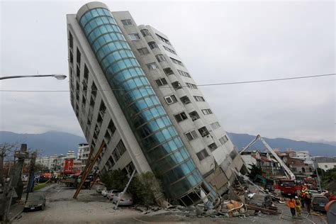 Taiwan earthquake photos: Firefighters rescue people from buildings ...