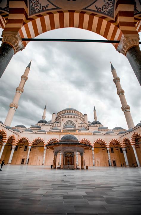 inner Courtyard of Camlica Mosque · Free Stock Photo