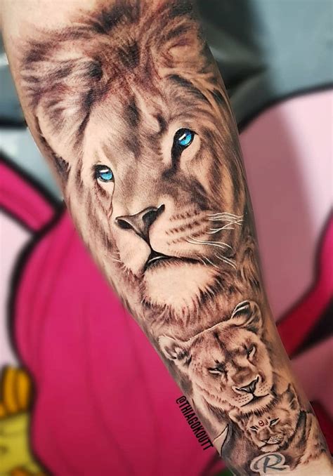 cool lion tattoo ideas © tattoo artist © THIAGO KOUTT⚓ @thiagokoutt 💕💕💕💕💕 Hand Tattoos, Lion ...