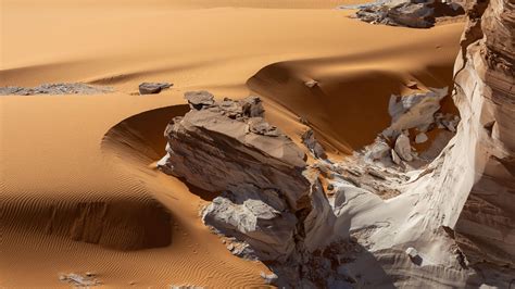 Rock formation in sands of Sahara desert near Ounianga Kébir, Ennedi Plateau, Chad | Windows ...