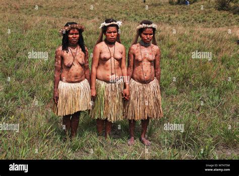 Papua new guinea tribes women hi-res stock photography and images - Alamy