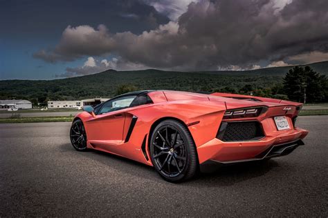 Lamborghini Aventador Roadster owns the runway - CNET