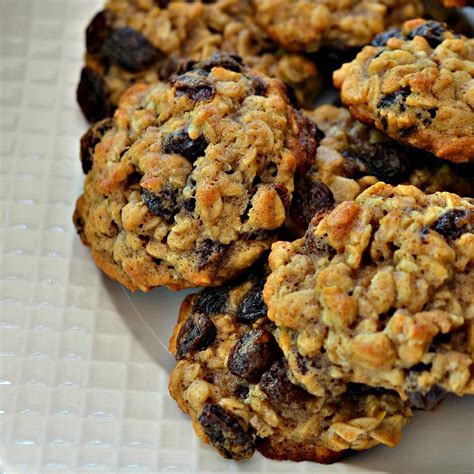 Oatmeal Raisin Cookies | RecipeLion.com