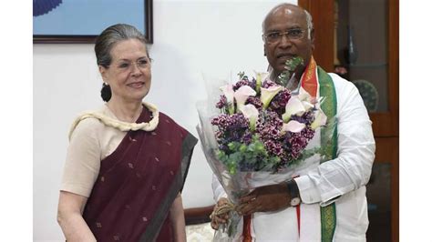 Sonia Gandhi congratulates Kharge on winning Congress prez polls | INDToday