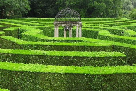 Leeds Castle Hedge Maze : The World S Most Magical Mazes : Above the fountain in the courtyard ...