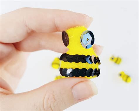 DIY Easy Pom Pom Bumble Bee Craft tutorial | Now thats Peachy