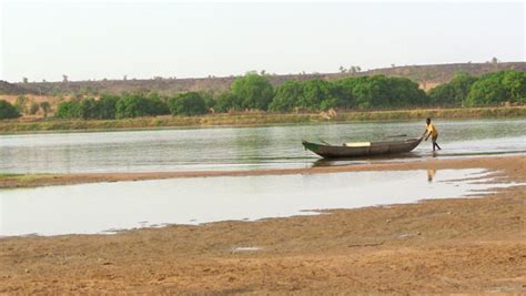 The vanishing Niger River imperils tourism and livelihoods in the desert