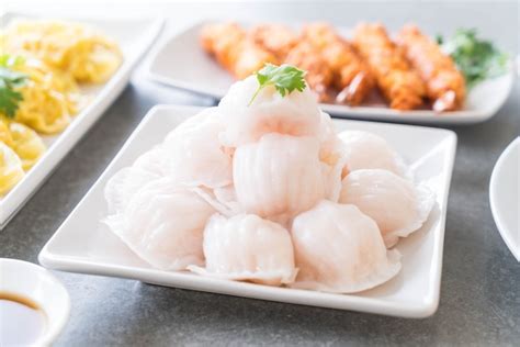 Steamed shrimp dumplings dim sum | Free Photo