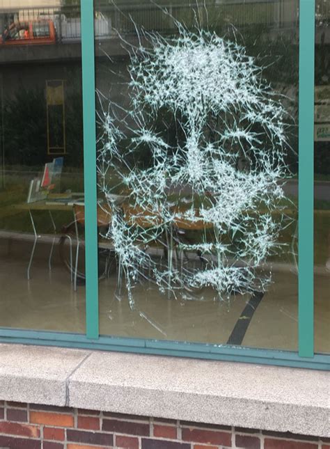 Artist Creates Amazing Portrait By Smashing Glass In Certain Places ...