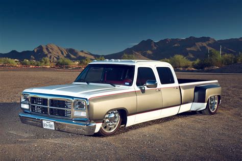 Restomod 1985 Dodge D-350 Dually