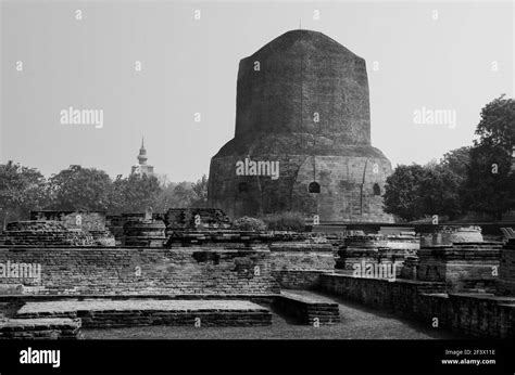 Sarnath india stupa temple buddha Black and White Stock Photos & Images - Alamy