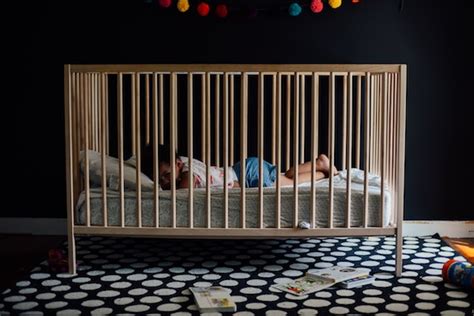 Crib vs Bassinet (Differences, Safety & Which One to Use) - Dad Fixes ...