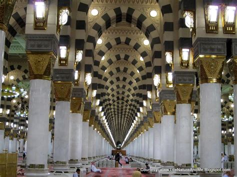 Interior Masjid Nabawi