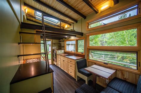 Veteran carpenter builds gorgeous tiny home with impressive wood ...