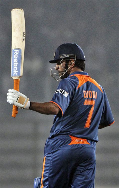 MS Dhoni raises his bat on reaching his half-century | ESPNcricinfo.com