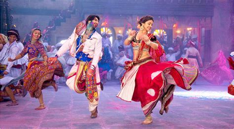 dance steps: GARBA FOLK DANCE OF GUJARAT - CLASSICAL DANCES OF INDIA