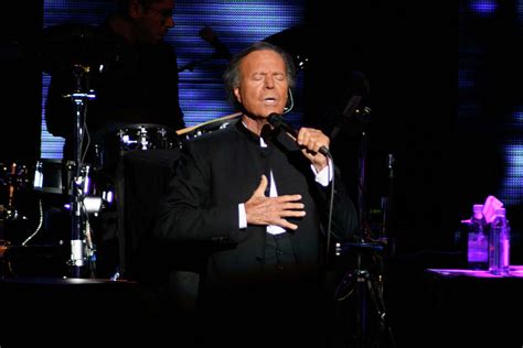 Julio Iglesias kicks off 50th anniversary tour in Sugar Land