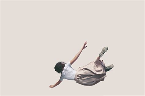 How to interpret the symbolic meaning of falling in your dreams - WellBeing Magazine