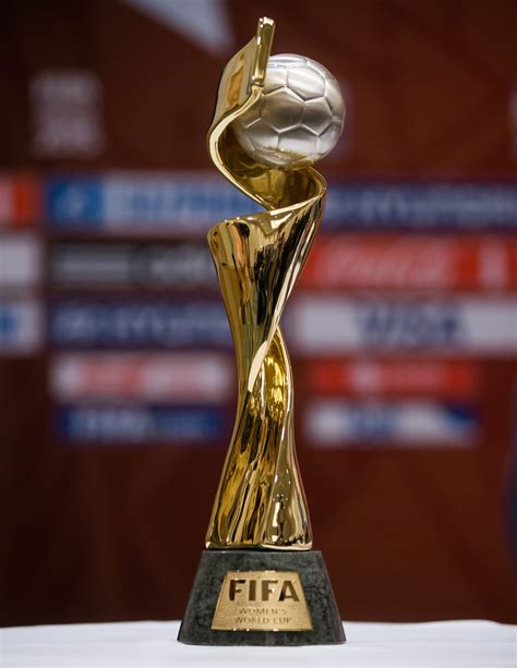 World Cup 2022 Trophy / FIFA president says Qatar's Gulf neighbors could co-host ... - Rafael ...