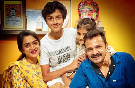 Vijay Raghavendra Age, Birthday, Family Photos, Height, Girlfriend, Wife, Movies, Series & More