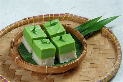 Premium Photo | Kue talam pandan (Kuih talam) or Kuih Seri Muka, traditional Malaysian Nyonya ...