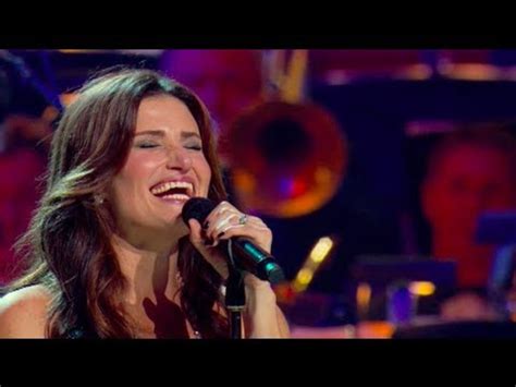 “Frozen:” Idina Menzel, la voz cantante de “Let it Go”, cumple 50 años: esta es su historia ...