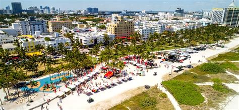 Escenario y desfile del Festival del Orgullo de Miami Beach 2025