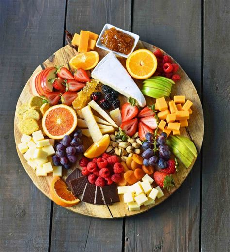 How to make the BEST Fruit and Cheese Board. How to make a cheese plate. Ideas on how to make a ...