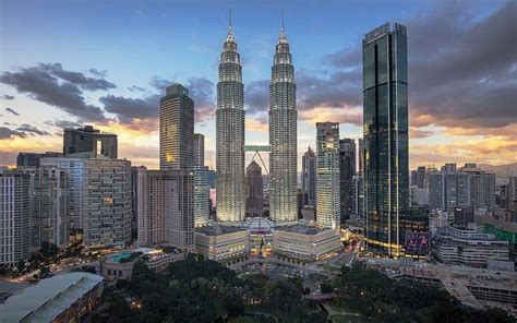 Petronas Twin Towers in Kuala Lumpur - Discover the Skyscraper