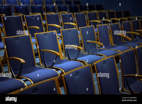 Theatre audience seating hi-res stock photography and images - Alamy