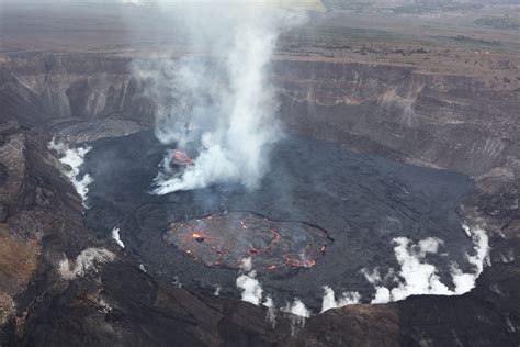 Big Island’s Kīlauea volcano still erupting, but safely within Halemaʻumaʻu crater : Kauai Now