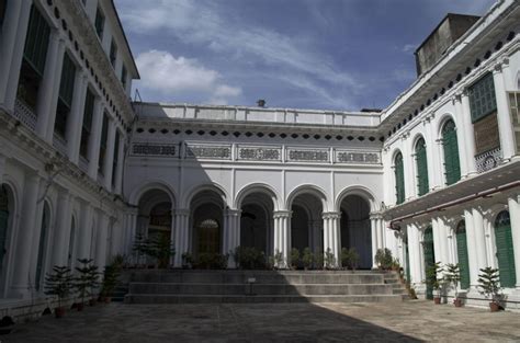 Crumbling Rajbari | Kolkata Travel Guide | Solitary Traveller