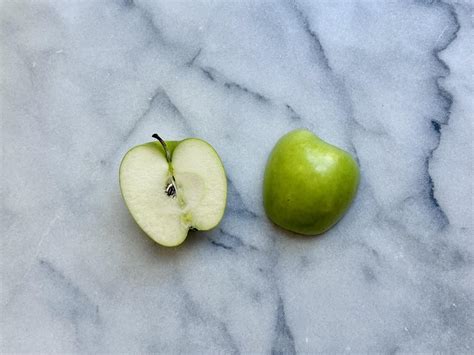 Granny Smith apples ???? ???? Discover their tangy goodness, plus growing tips