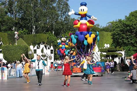 Mickey's Soundsational Parade with Disney Characters at Main Street USA ...