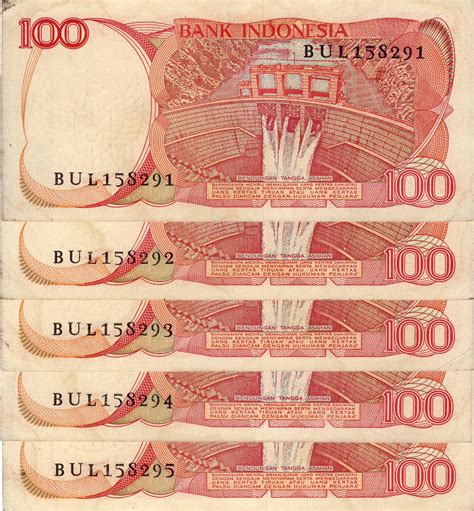 Uang kertas kuno Indonesia 100 rupiah tahun 1984 nomor seri berurutan