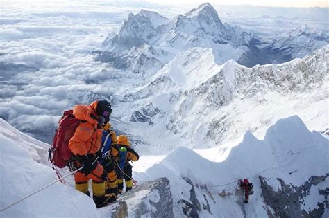 Shocking Photo Shows Mt. Everest "Death Zone" Traffic Jam As Climber ...