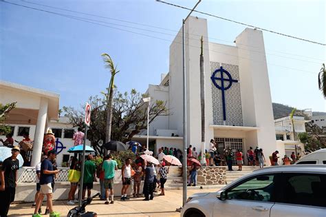 Near an Acapulco Beach: Food, Water and Prayer After Hurricane Otis - The New York Times