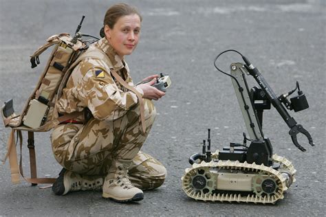 How Military Robots Are Being Used Now - Are robots replacing human soldiers? | HowStuffWorks