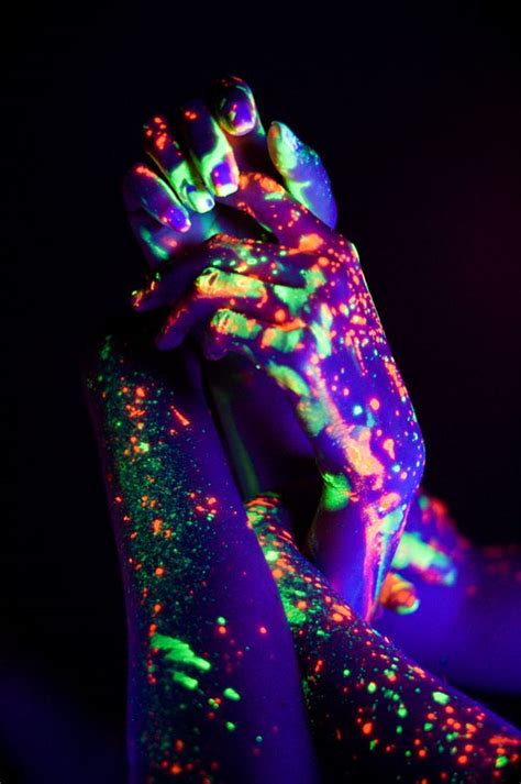 Neon Lights Beautifully Expose Glowing Human Figures | Neon painting, Neon glow, Neon art